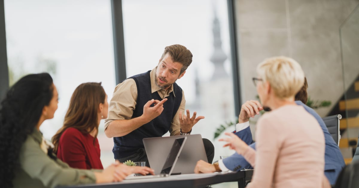 Diferenças de Atendimento Entre Clientes Britânicos e Brasileiros (e Por Que Isso Afeta Seu Site)