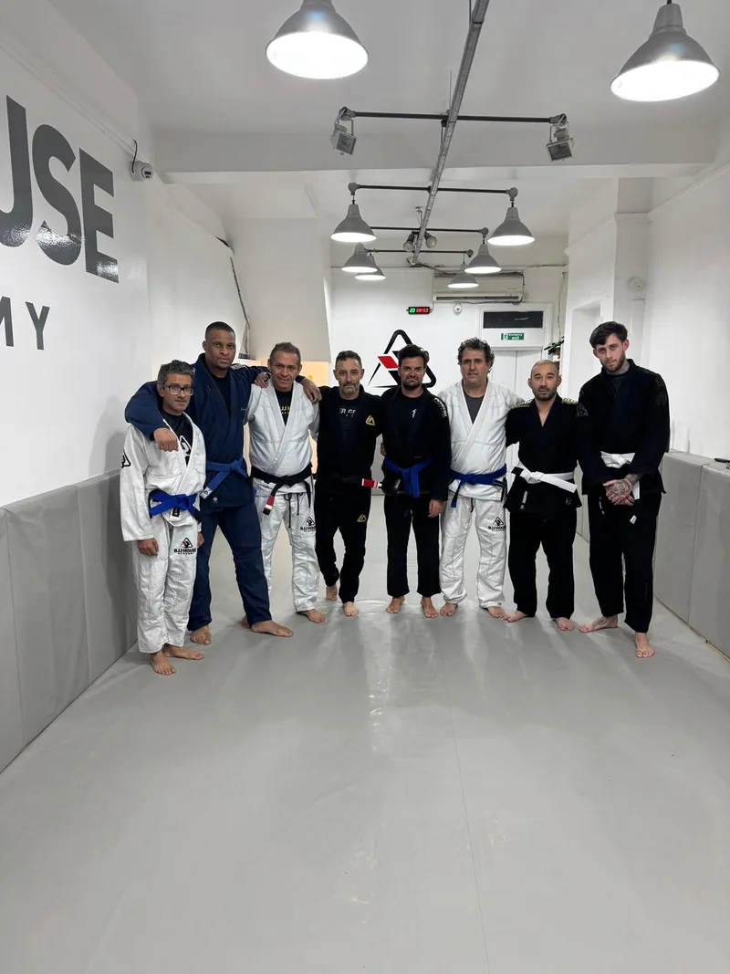 Grupa dorosłych na macie w BJJ House Academy